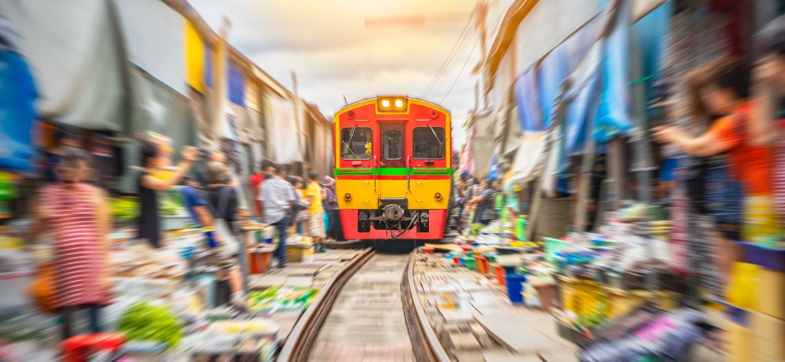 Mercado del tren Maeklong Bangkok: Guía esencial 2026