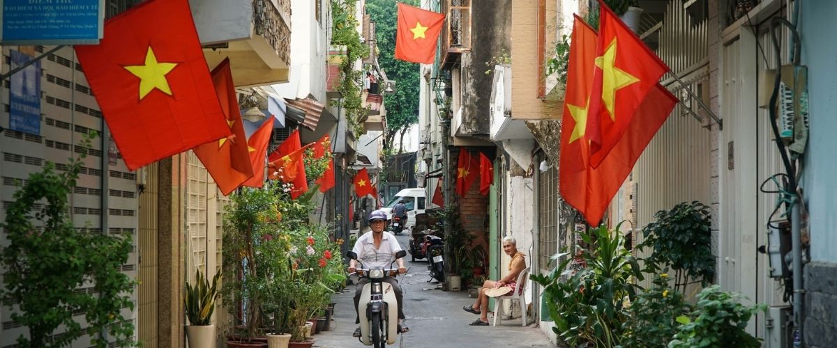Las calles de Vietnam se llenan de rojo para celebrar el día de la Reunificación