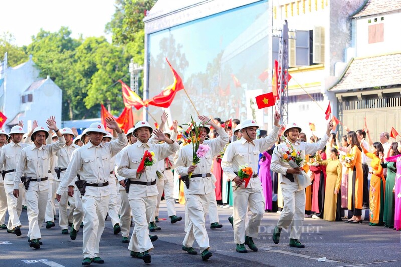 Se recrea vívidamente la atmósfera vibrante y emocionada del 10 de octubre de 1954. (Foto: Phuong Anh/Vietnam+)