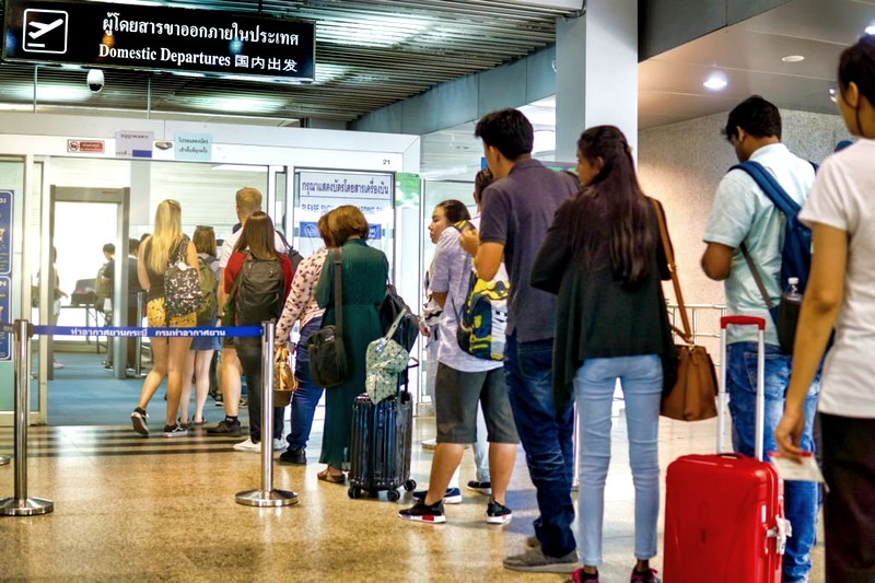 La cola en el aeropuerto de Krabi, Tailandia