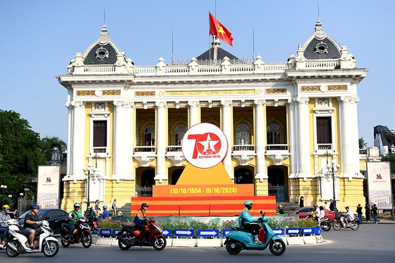 El logotipo conmemorativo del 70º aniversario del Día de la Liberación de Hanoi se exhibe frente a la Ópera de Hanoi