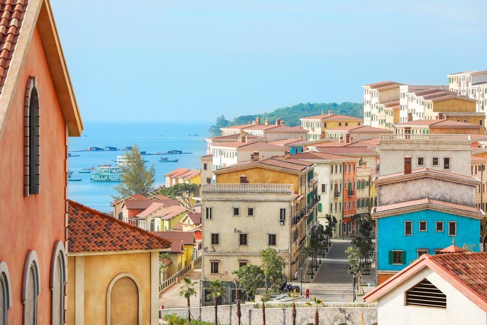 Las coloridas casas de la ciudad mediterránea se encuentran en la parte sur de Phu Quoc, cerca de la playa de Khem