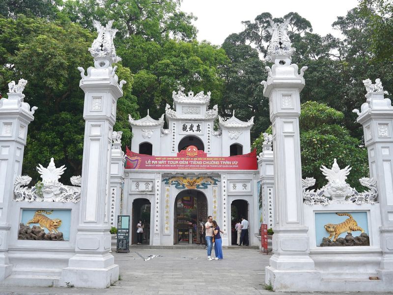 templo de quan thanh - hanoi por la noche