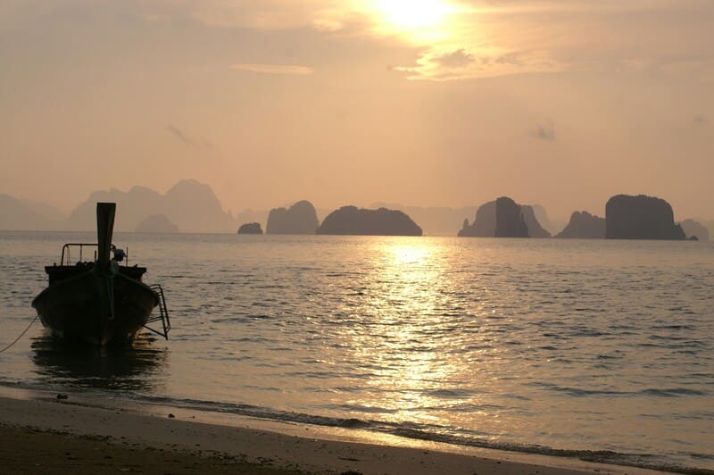 playa en bahía de phang nga