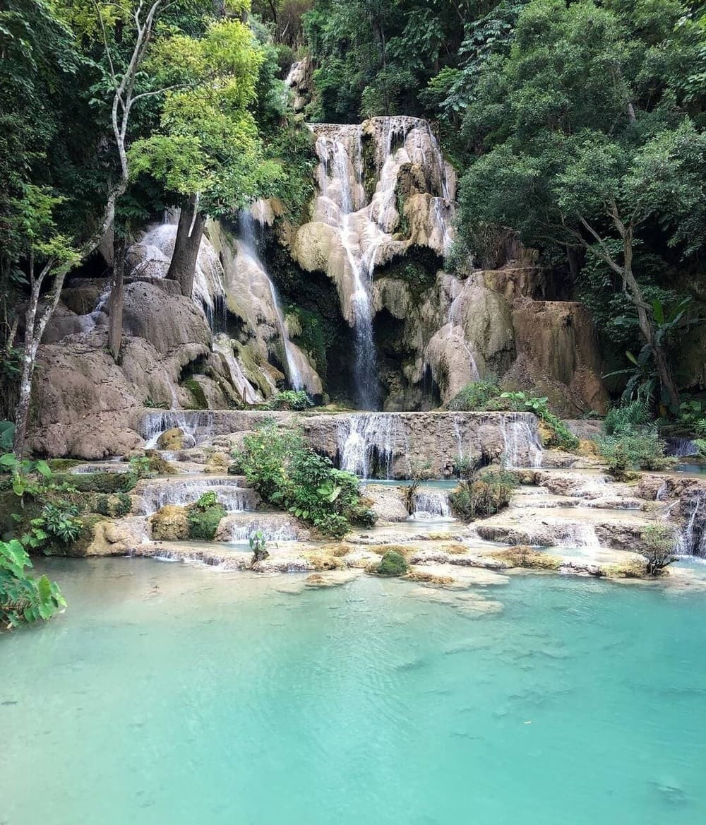 asia en noviembre - cascada kuang si laos