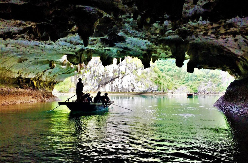 cuevas en la bahía de lan ha