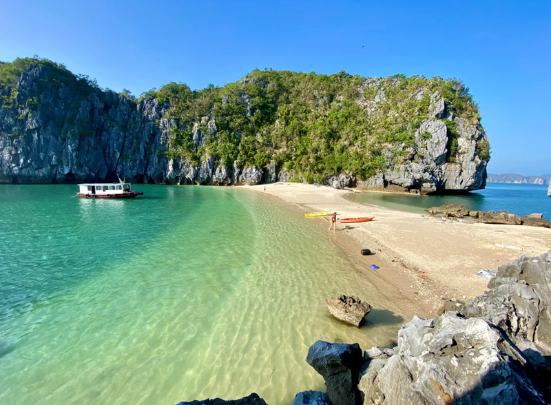 playa en la bahia de lan ha