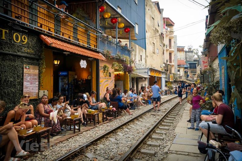 cafe vietnamita - cafeteria en calle del tren de hanoi