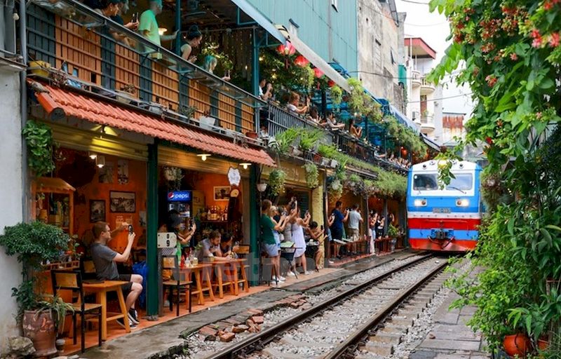 calle de tren de hanoi - vietnam en agosto