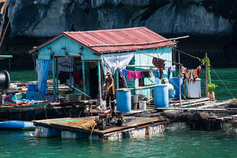 pueblo pesquero flotante en la bahia de lan ha