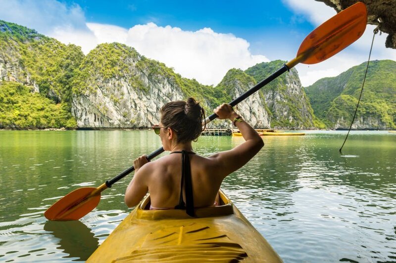 halong kayaking en abril