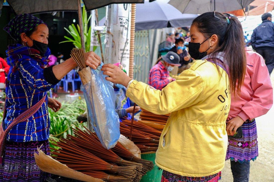 phia thap - vender los inciensos en el mercado local en cao bang