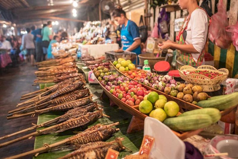 mercado nocturno en luang prabang