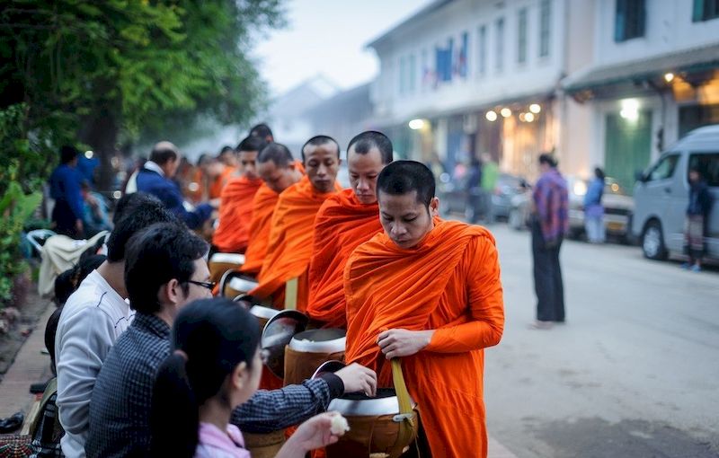 tak bat en luang prabang