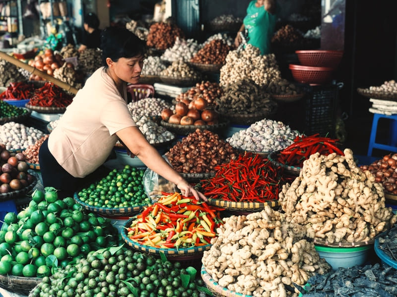 mercado dong xuan - venta de vegetables