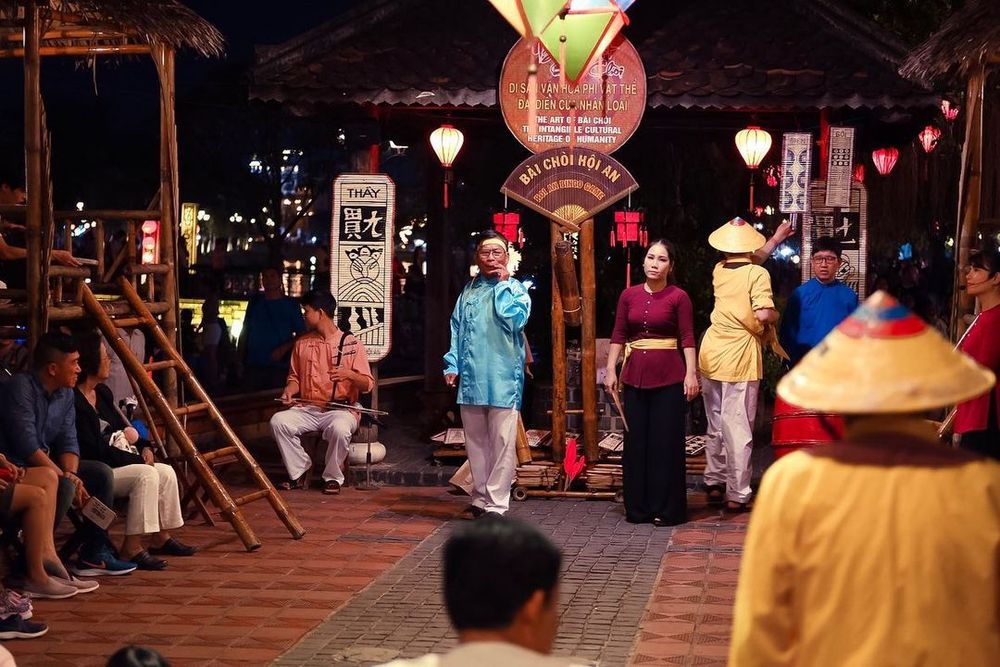 espectaculo en mercado nocturno hoi an