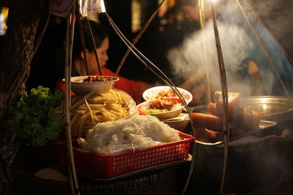 puesto callejero en mercado nocturno hoi an