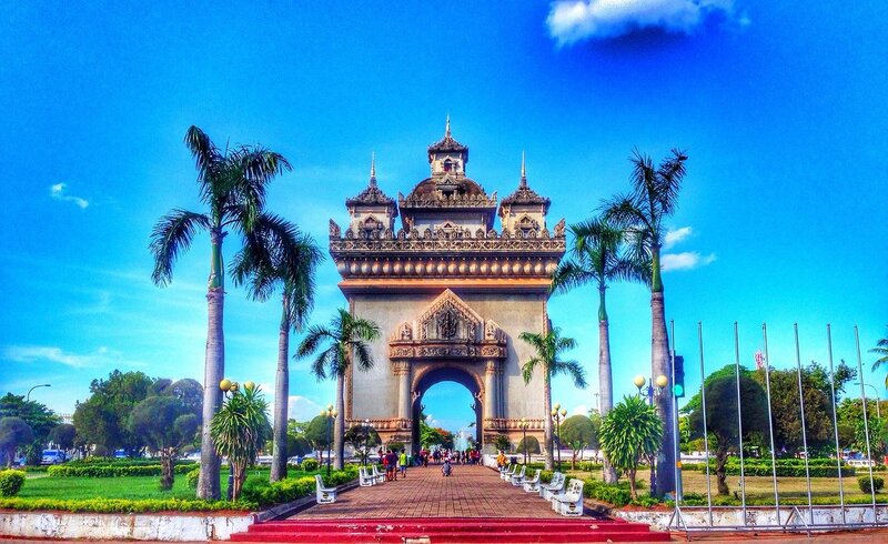 moneda de laos - visitar monumento patuxai