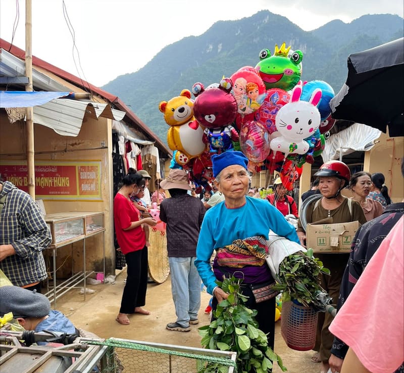 mujer etnica en pu luong - mercado pu luong - pho doan