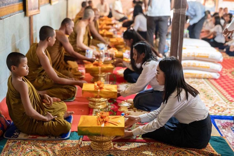 festivales camboya dar regalos en pchum ben
