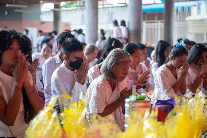 festivales camboya orar en Pchum Ben