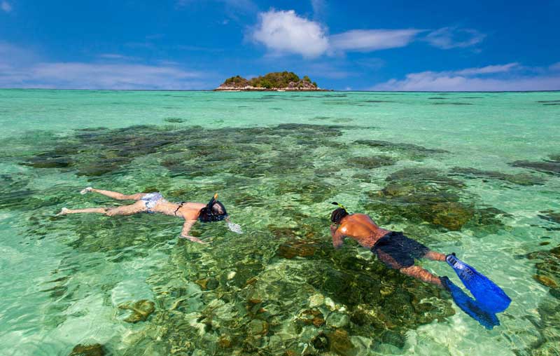 turistas en sunrise beach koh lipe