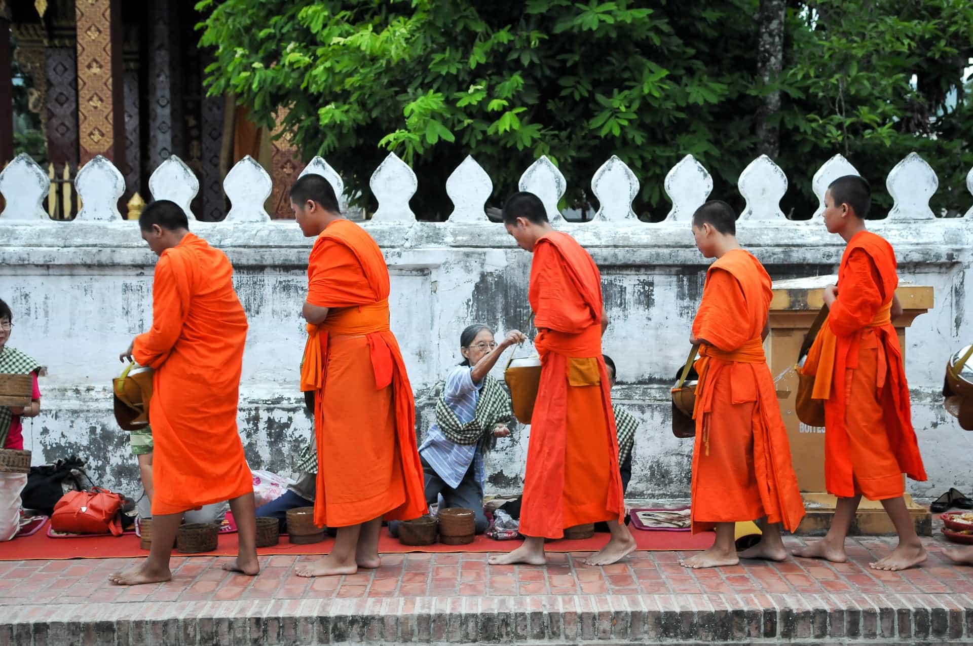 laos o camboya - tak bat laos