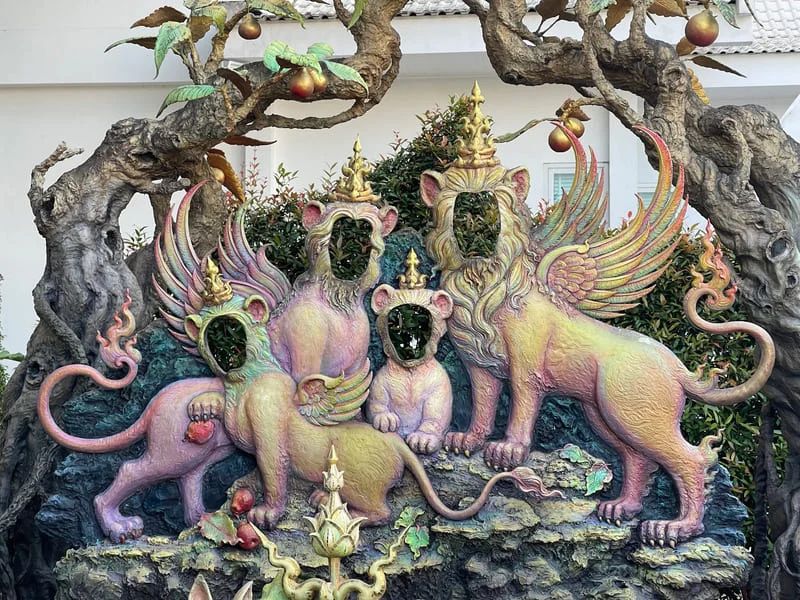 templo blanco chiang rai - otros edificios