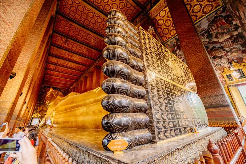 estatua en wat pho templos tailandia