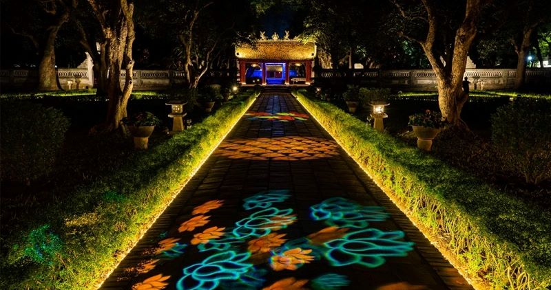 hanoi de noche - templo de literatura por la noche - espectaculo de luces