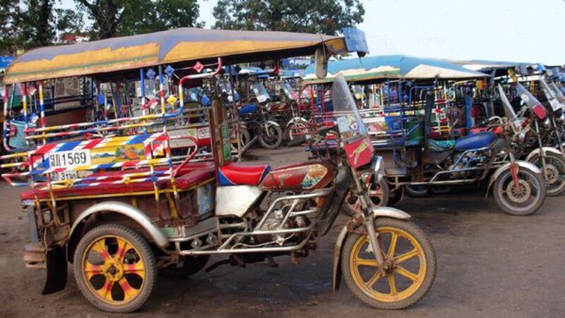 moneda de laos  - tuk tuks
