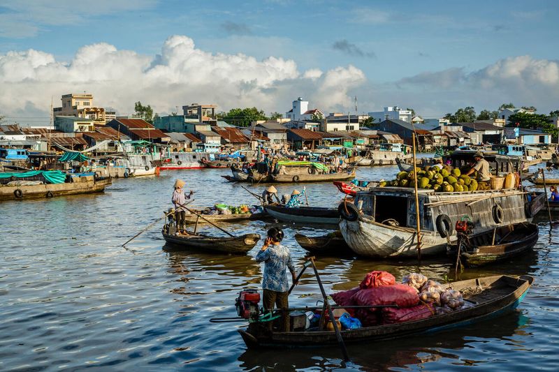 vietnam en noviembre - mercado flotante en el delta del mekong