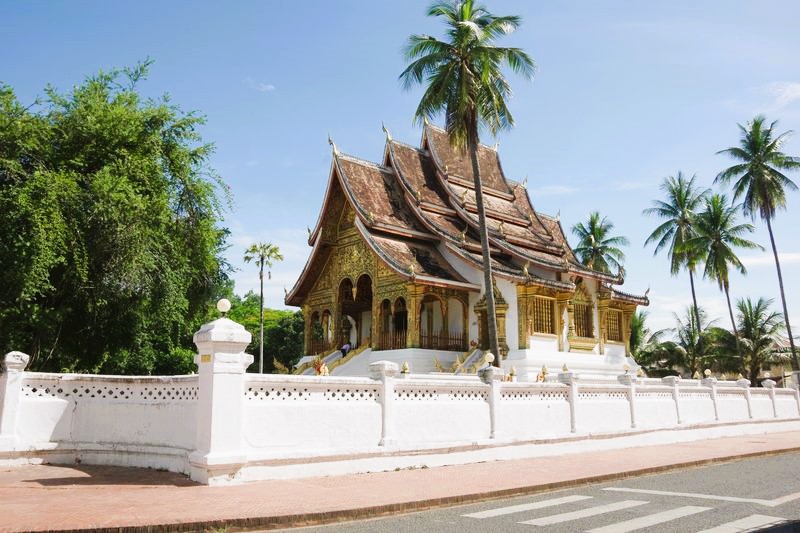 vietnam o laos - templo wat xieng thong en luang prabang laos