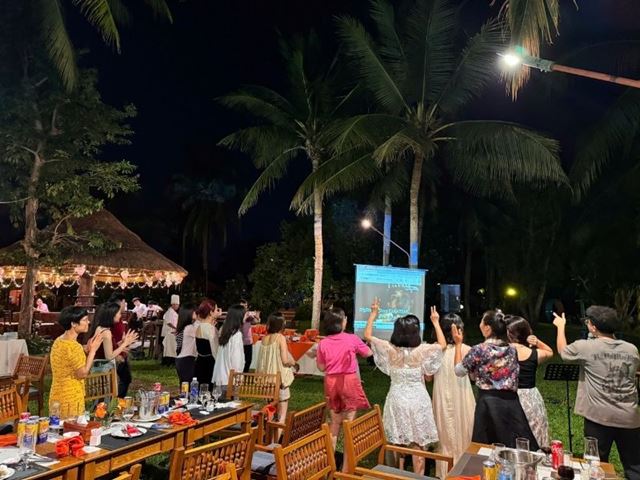 Después de la cena, disfrutamos de un intercambio artístico con canto y música. ¡Una velada realmente significativa!