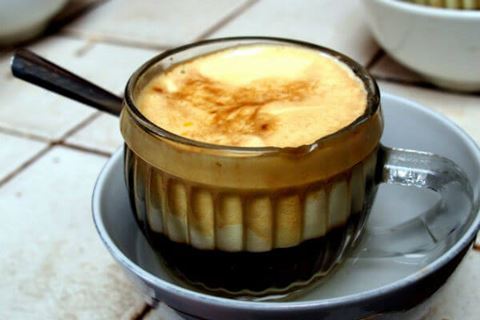Bebiendo café con huevo en Hanoi