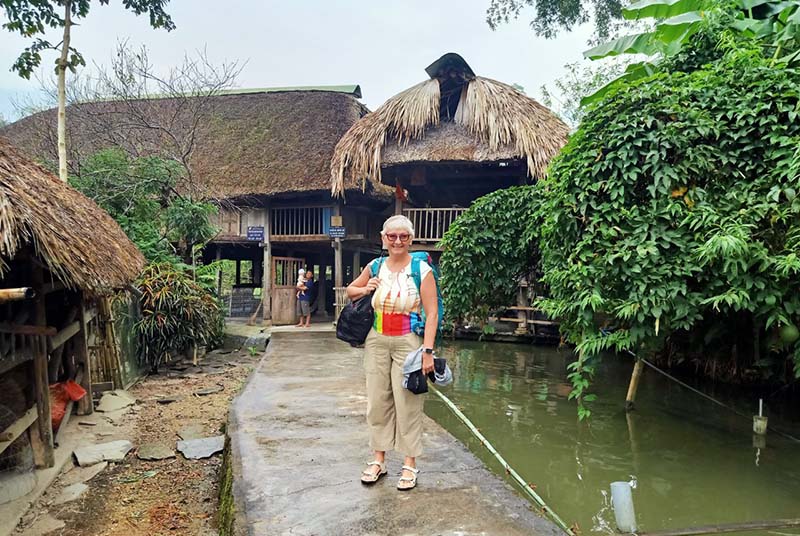 Mme Madeleine Chenette devant la famille d'acceuil a Ha Giang