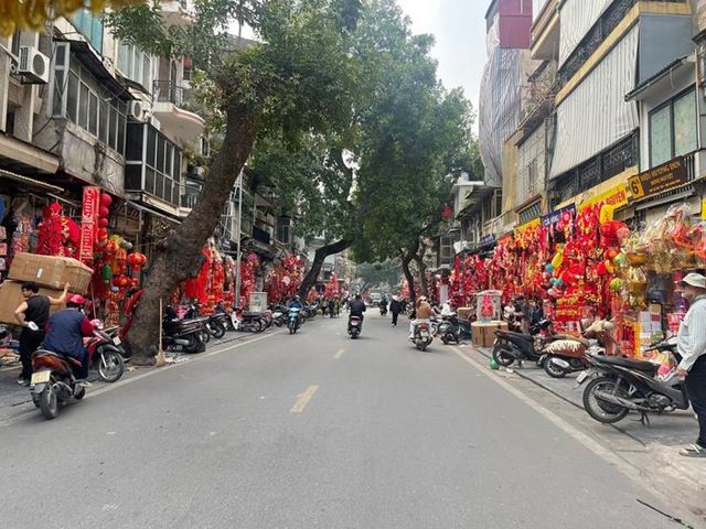 El ambiente del Año Nuevo Lunar vietnamita en una calle del casco antiguo de Hanói