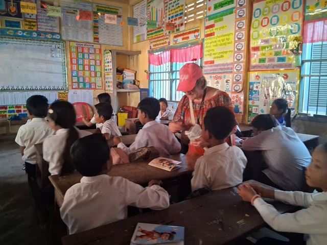 Visitar una clase le da muchha alegría