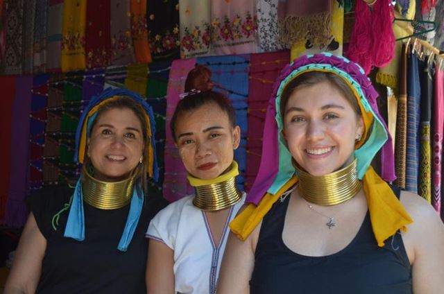 Encuentran a las mujeres jirafas en el norte de Tailandia