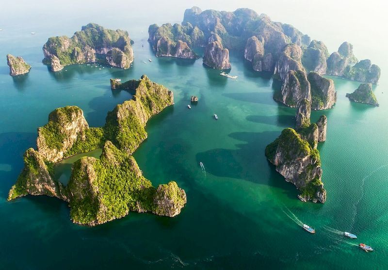 Un crucero por el bahía de Halong es una experiencia imprescindible