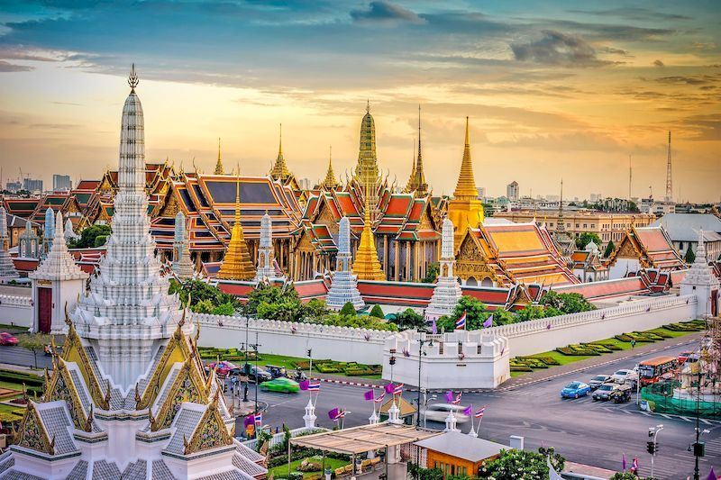 La belleza tradicional de los templos en el corazón del Bangkok moderno
