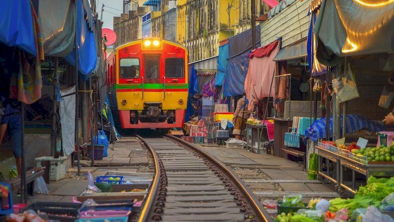 Mercado del tren Maeklong es uno de los destinos destacados para muchos turistas.