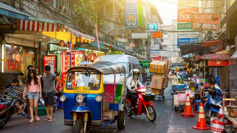 Un paseo en tuk tuk hará que el viaje sea más interesante.