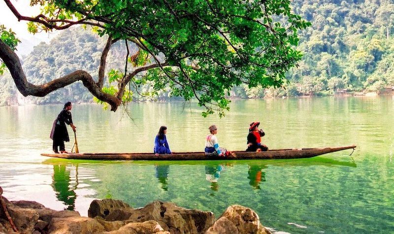Paseo en canoa por el lago Ba Be