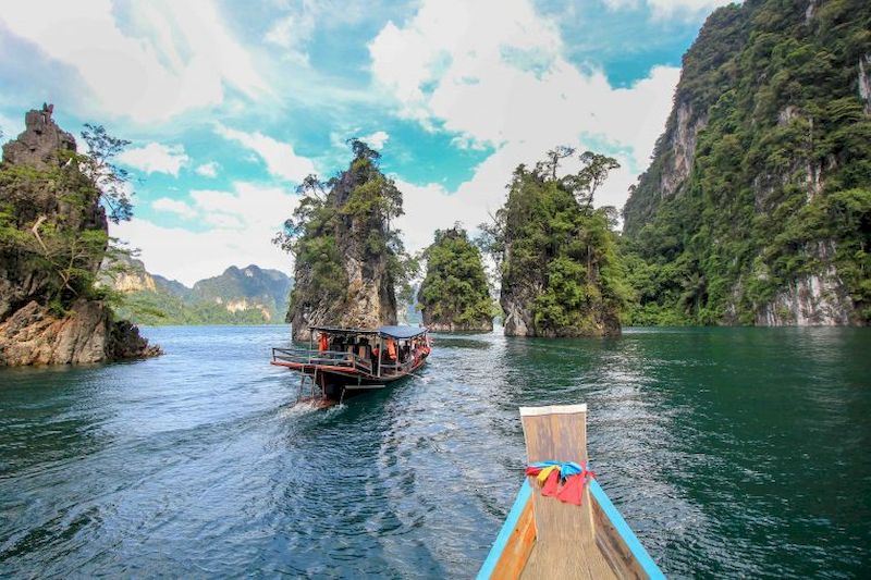 Navegación entre bosques en el Parque Nacional Khao Sok