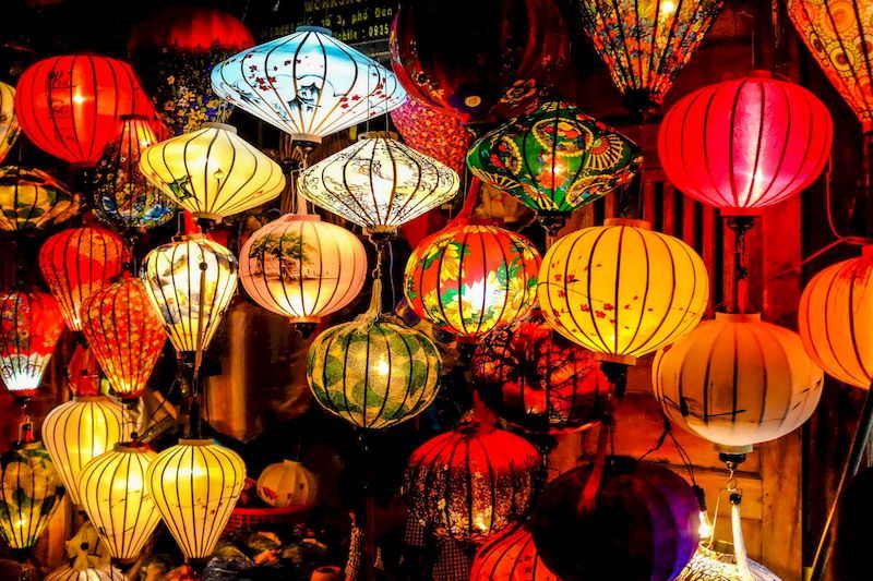 Hoi An impresiona con el paisaje lleno de faroles por las calles.