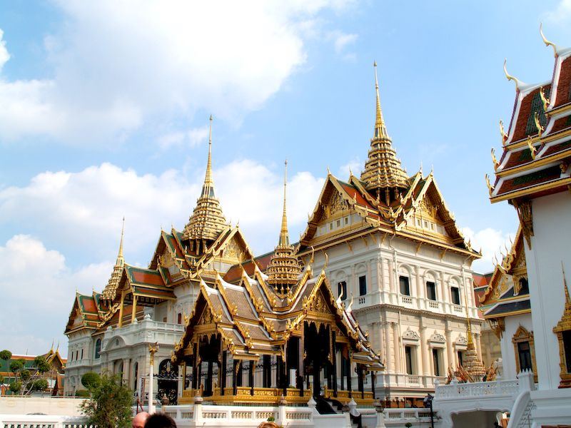 La belleza tradicional de los templos en el corazón del Bangkok moderno