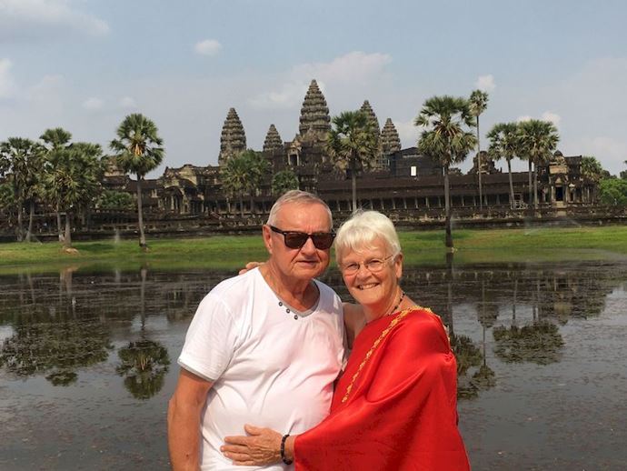 Nuestros queridos viajeros en el encantador Angkor Wat, el icónico complejo de templos de Camboya